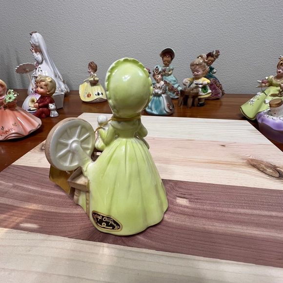 Josef Originals Rare COLONIAL DAYS SERIES, Girl in Green Spinning Wheel Figurine - Picture 6 of 10